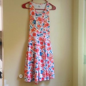 Summer floral dress with cutout back and pockets!